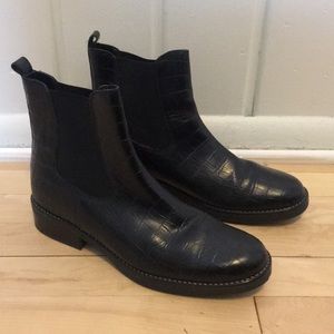 Worn twice! Aldo black leather Chelsea boots!